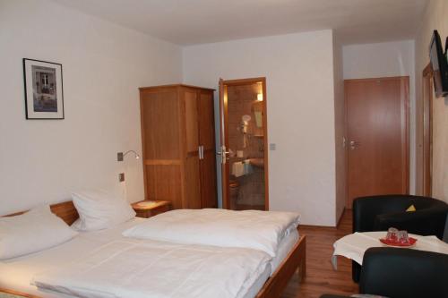 Ένα ή περισσότερα κρεβάτια σε δωμάτιο στο Weinhotel Lenz