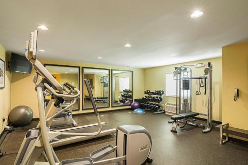 Фитнес-центр и/или тренажеры в Candlewood Suites - Pensacola - University Area by IHG