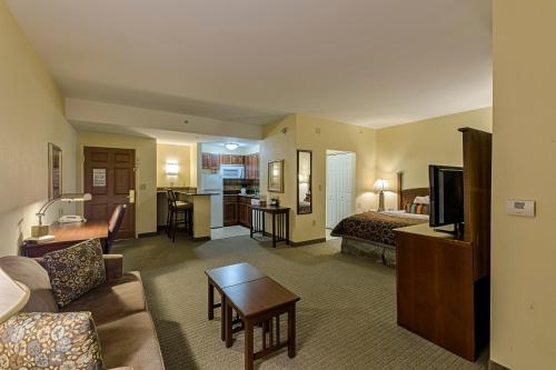 Zona d'estar a Staybridge Suites Harrisburg-Hershey, an IHG Hotel