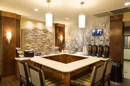 Телевизор и/или развлекательный центр в Staybridge Suites Orlando at SeaWorld by IHG - Free Parking & Shuttle to Seaworld Parks