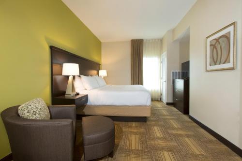 Кровать или кровати в номере Staybridge Suites Orlando at SeaWorld by IHG - Free Parking & Shuttle to Seaworld Parks