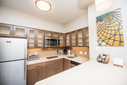 Η κουζίνα ή μικρή κουζίνα στο Staybridge Suites Houston - Humble Beltway 8 E by IHG