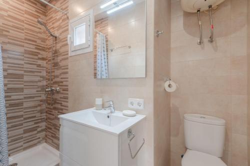 波塔爾斯諾斯的住宿－YupiHome Holiday Home Marina 9，浴室配有卫生间、盥洗盆和淋浴。