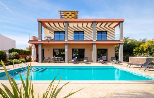 Πισίνα στο ή κοντά στο Villa Copacabana by Algarve Vacation