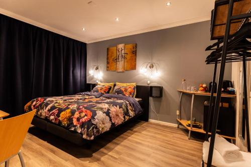 een slaapkamer met een bed en een tafel in een kamer bij SEA MORE in Zandvoort