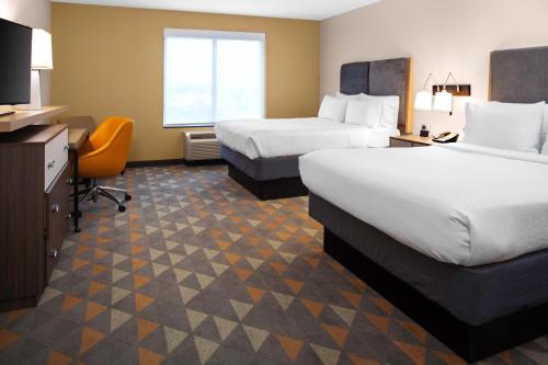 una camera d'albergo con 2 letti e una scrivania di Holiday Inn Hotel & Suites Lima, an IHG Hotel a Lima