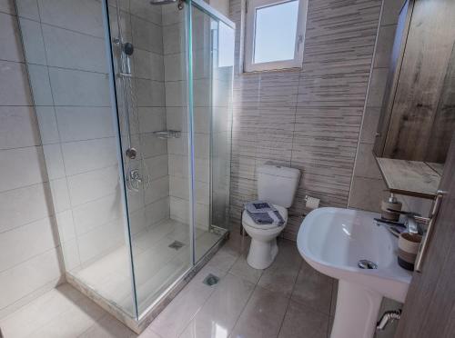 Ένα μπάνιο στο Prinos Oasis Twin Villas I