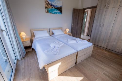 Postel nebo postele na pokoji v ubytování Prinos Oasis Twin Villas I