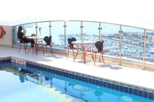 Bazén v ubytování Le Royal Corniche nebo v jeho okolí