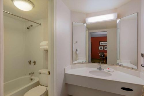 Ванная комната в La Quinta Inn by Wyndham Cheyenne