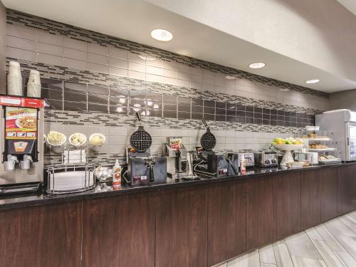 Příslušenství pro přípravu čaje a kávy v ubytování La Quinta by Wyndham Grand Junction Airport