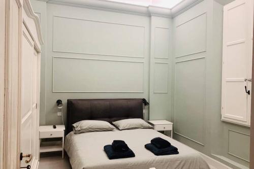 sypialnia z łóżkiem i dwoma ręcznikami na nim w obiekcie Suite Nico Bologna Centro w Bolonii