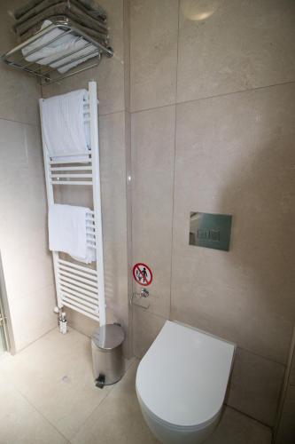 Un baño de Τhalasso Palace Homes