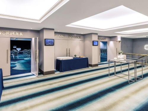a view of the lobby of a waiting room at Mercure Brisbane King George Square in Brisbane