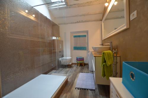 y baño con ducha, lavabo y aseo. en Noanna Apartment, en Rovinj