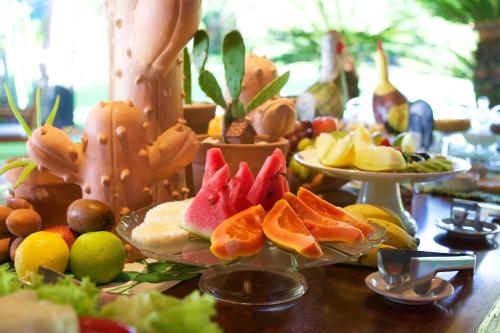 una mesa con varios platos de fruta en ella en Hotel e Resort Villas de Trancoso, en Trancoso