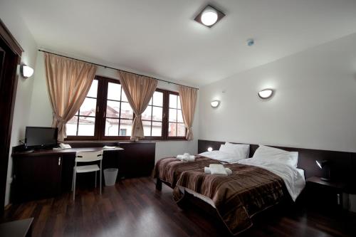Una cama o camas en una habitación de Hotel Theatre