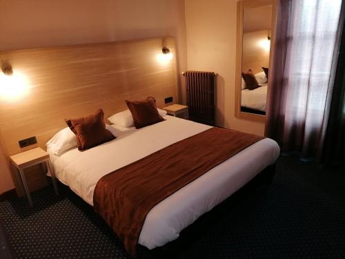 Säng eller sängar i ett rum på Logis Hôtel Saint Jacques