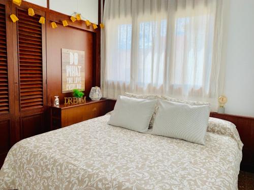ブラナスにあるCasa 1627のベッドルーム1室(枕2つ、窓付)