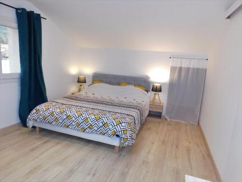 Ένα ή περισσότερα κρεβάτια σε δωμάτιο στο Appartement climatisé 4 couchages à 600m du centre Thermal