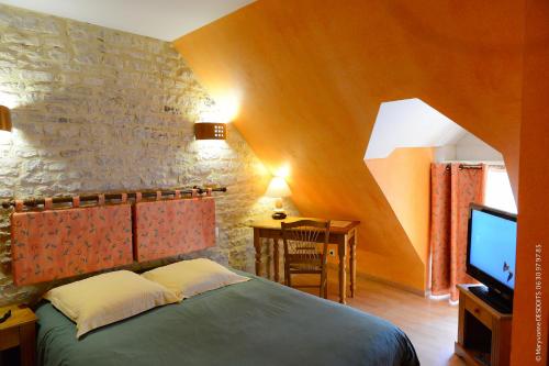 
A bed or beds in a room at Auberge De La Mue
