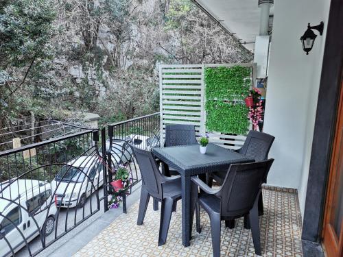 d'une table et de chaises noires sur le balcon. dans l'établissement Sorrento's Holidays Room 1, à Sorrente