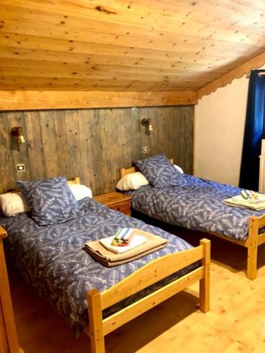 - une chambre avec 2 lits et une table avec un plateau dans l'établissement Le chalet de Bernoline vaste appartement tout confort, à Beaufort