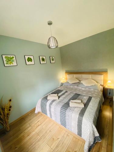 a bedroom with a bed with two towels on it at Apartament Bankowa in Jelenia Góra
