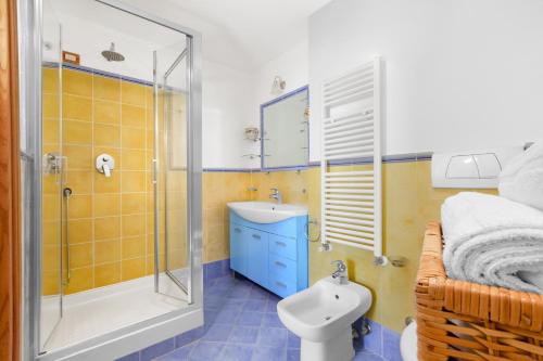 ein Bad mit einer Dusche, einem Waschbecken und einem WC in der Unterkunft AMORE RENTALS - Residenza Rosalia 1 in Ravello