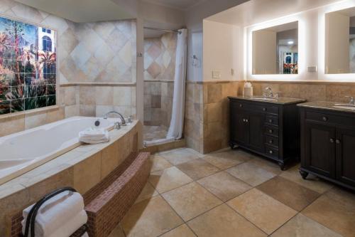 Ванна кімната в Holiday Inn and Suites Phoenix Airport North, an IHG Hotel