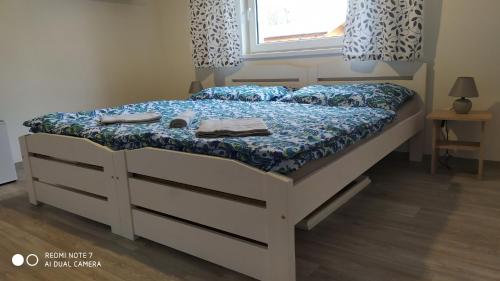 Ένα ή περισσότερα κρεβάτια σε δωμάτιο στο Penzion u Vodníka