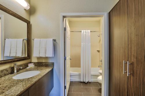Ванная комната в Staybridge Suites Albuquerque North by IHG