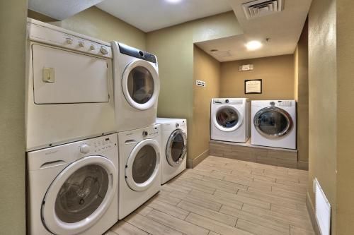 Фотография из галереи Staybridge Suites Albuquerque North by IHG в Альбукерке