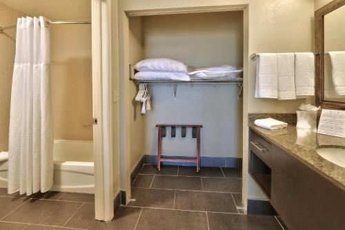 A bathroom at Staybridge Suites Albuquerque North, an IHG Hotel