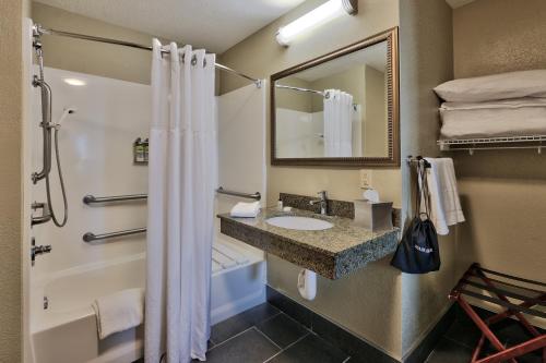Ванная комната в Staybridge Suites Albuquerque North by IHG