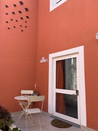 a wall with birds on the side of a building at Vila dos Avós in Figueira da Foz
