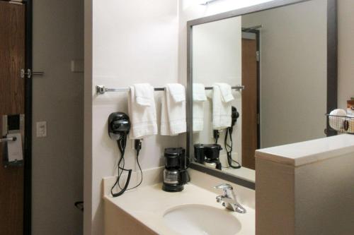 Phòng tắm tại Quality Inn & Suites Salina National Forest Area