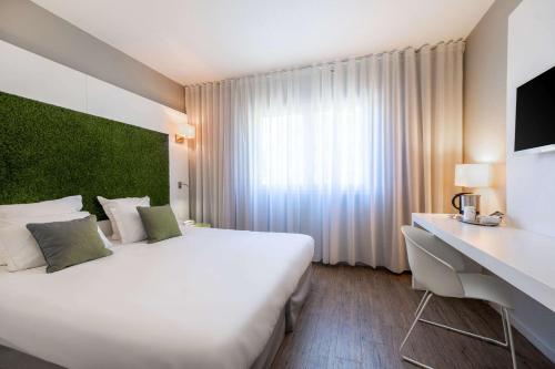 מיטה או מיטות בחדר ב-Hôtel Golf Fontcaude