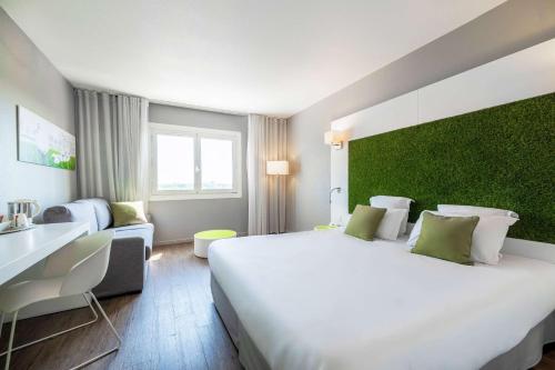 Ένα ή περισσότερα κρεβάτια σε δωμάτιο στο Hôtel Golf Fontcaude