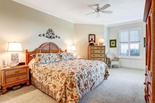 una camera da letto con un letto, un comò e una finestra di Ocean Place a Fernandina Beach