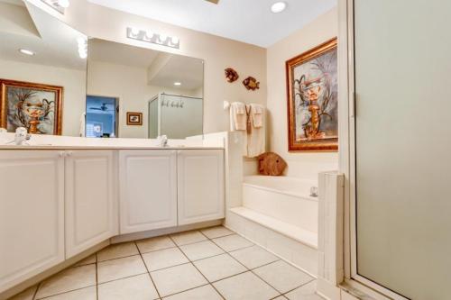 un bagno con vasca, lavandino e doccia di Ocean Place a Fernandina Beach