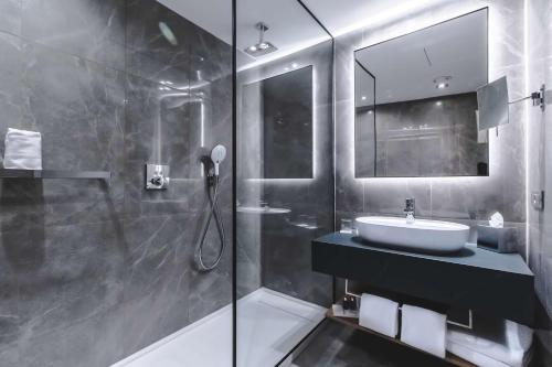 Un baño de Radisson Blu Hotel, Madrid Prado