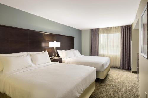 um quarto de hotel com duas camas e uma janela em Staybridge Suites Toledo/Maumee, an IHG Hotel em Maumee