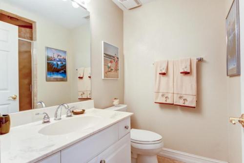 フェルナンディーナ・ビーチにあるFernandina Cayの洗面台とトイレを備えた白いバスルーム