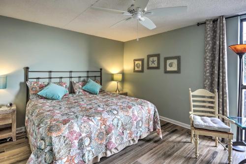 Tempat tidur dalam kamar di Chic Myrtle Beach Seaside Escape with Pool Access!