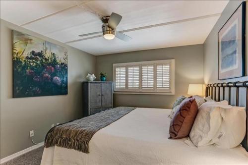 Un dormitorio con una cama y un ventilador de techo. en Oceans Of Amelia, en Fernandina Beach