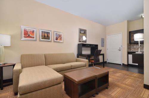 Χώρος καθιστικού στο Staybridge Suites Tomball by IHG