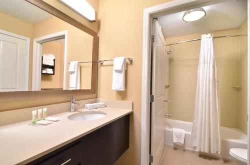 Koupelna v ubytování Staybridge Suites Tomball by IHG