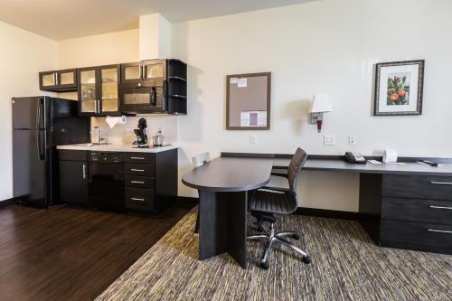 Kuchyň nebo kuchyňský kout v ubytování Candlewood Suites - Buda - Austin SW by IHG