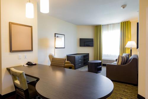 TV a/nebo společenská místnost v ubytování Candlewood Suites - Buda - Austin SW by IHG